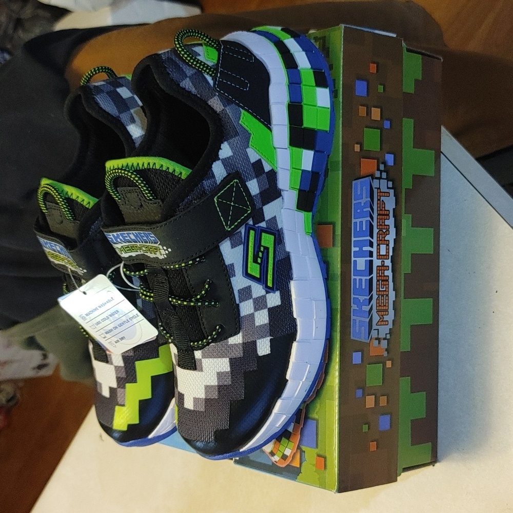Sketchers size 4 boys shoes